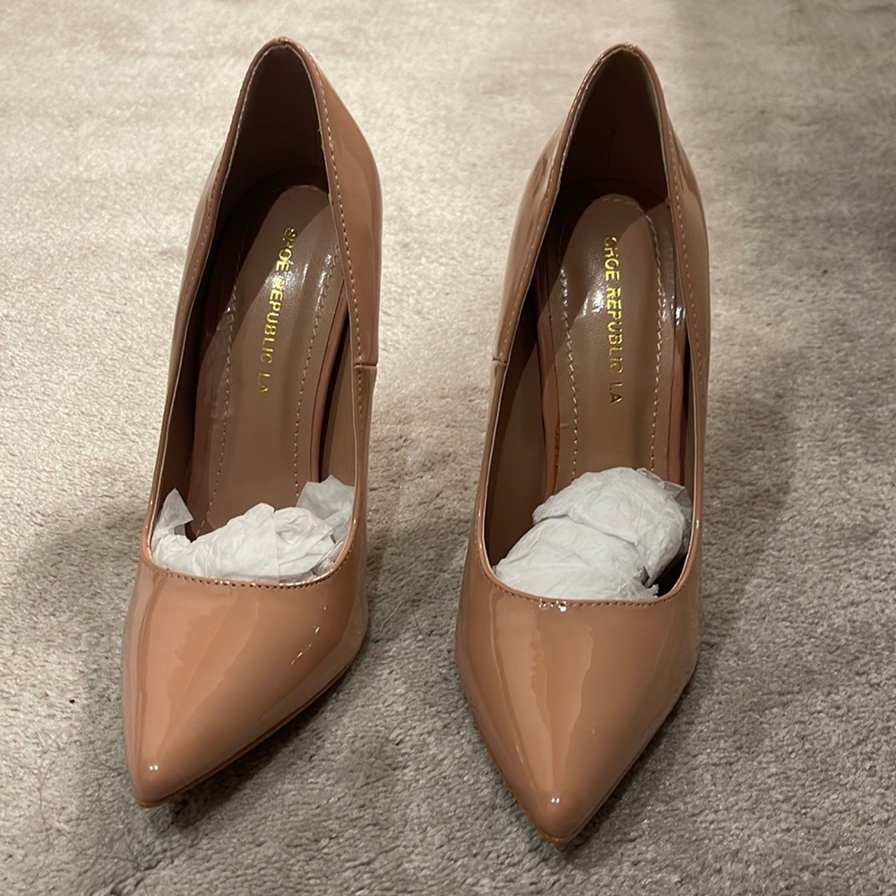 Nude pumps